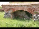 07870 ostia - regio iv - insula i - campo della magna mater - tempio della magna mater (iv,i,1) - suedseite - westl nische - 06-2024.jpg